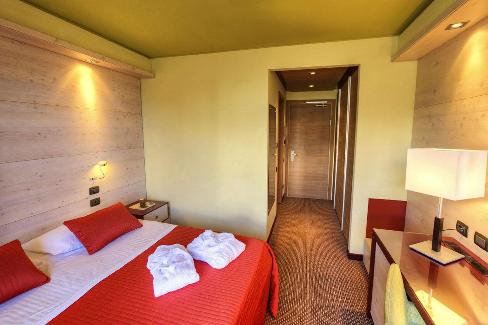 Hotel Sansicario Majestic Cesana Torinese Esterno foto